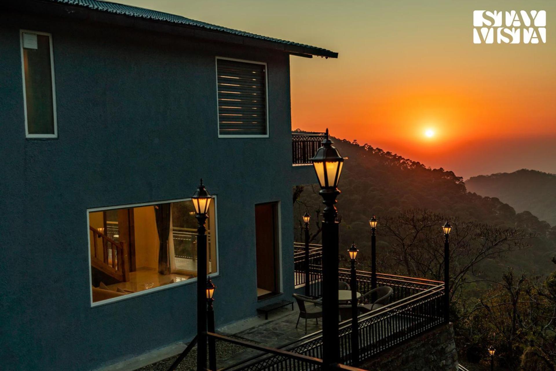 Stayvista At Sunset Springs With Pool & Views Нейнитал Екстериор снимка