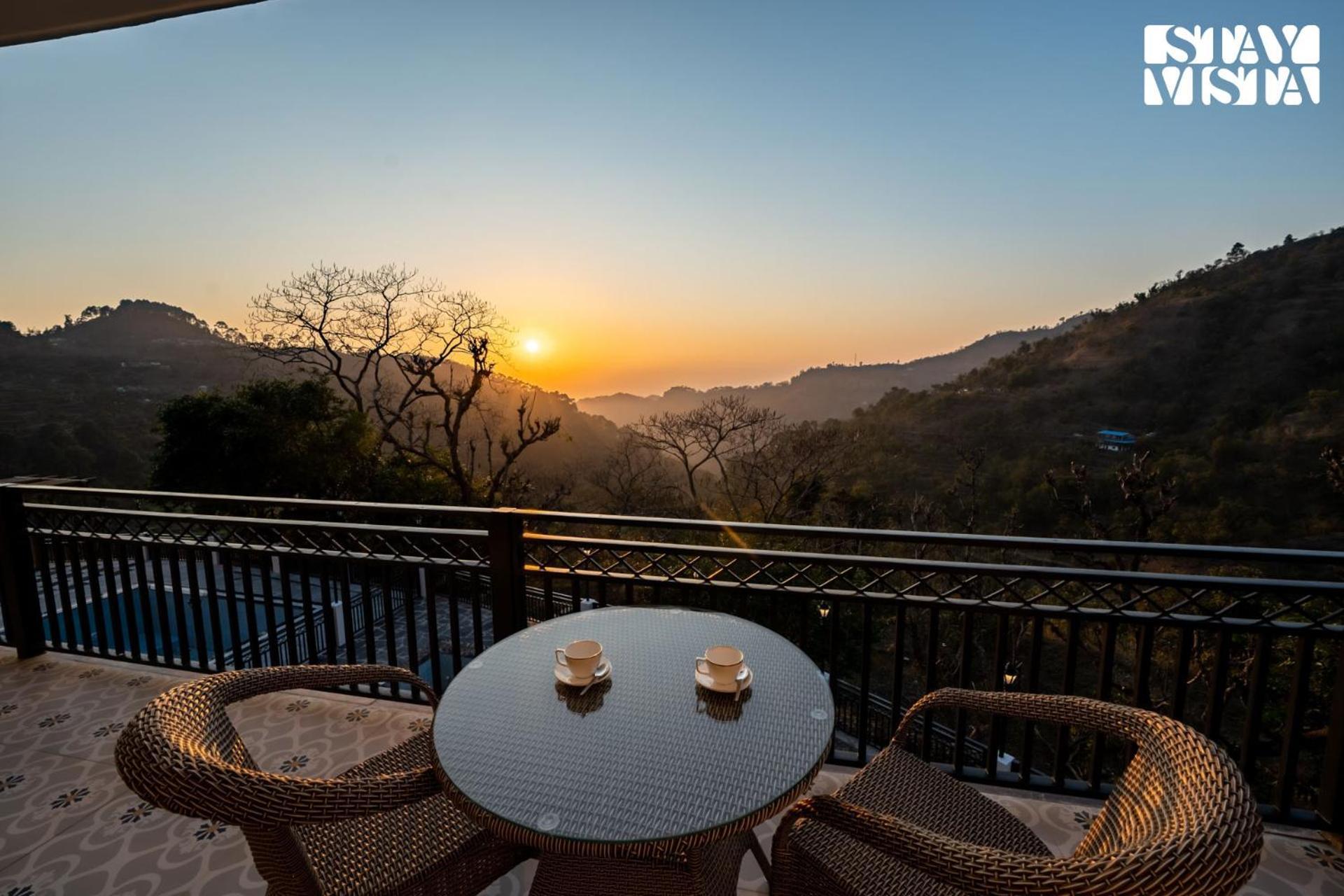 Stayvista At Sunset Springs With Pool & Views Нейнитал Екстериор снимка
